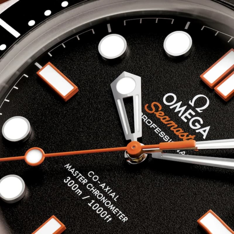 امگا سیمستر Diver 300M Co-Axial Master Chronometer 42، استیل، صفحه مشکی با جزئیات نارنجی و بند رابر نارنجی | رفرنس 210.32.42.20.01.006 — تصویر ۳