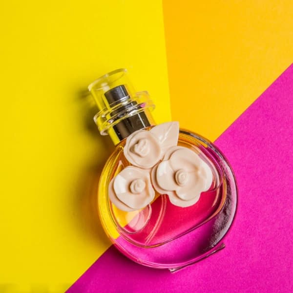 عطر مینی زنانه برند کالکشن کد 057 والنتینو والنتینا سه گل — تصویر ۴