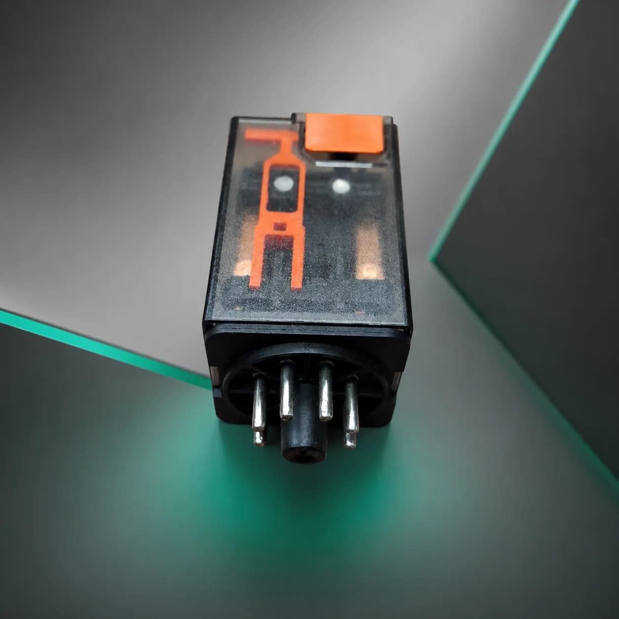 رله شراک شیشه ای 8 پایه گرد 10 آمپر 24 ولت Schrack Relay MT221024 DC — تصویر ۹