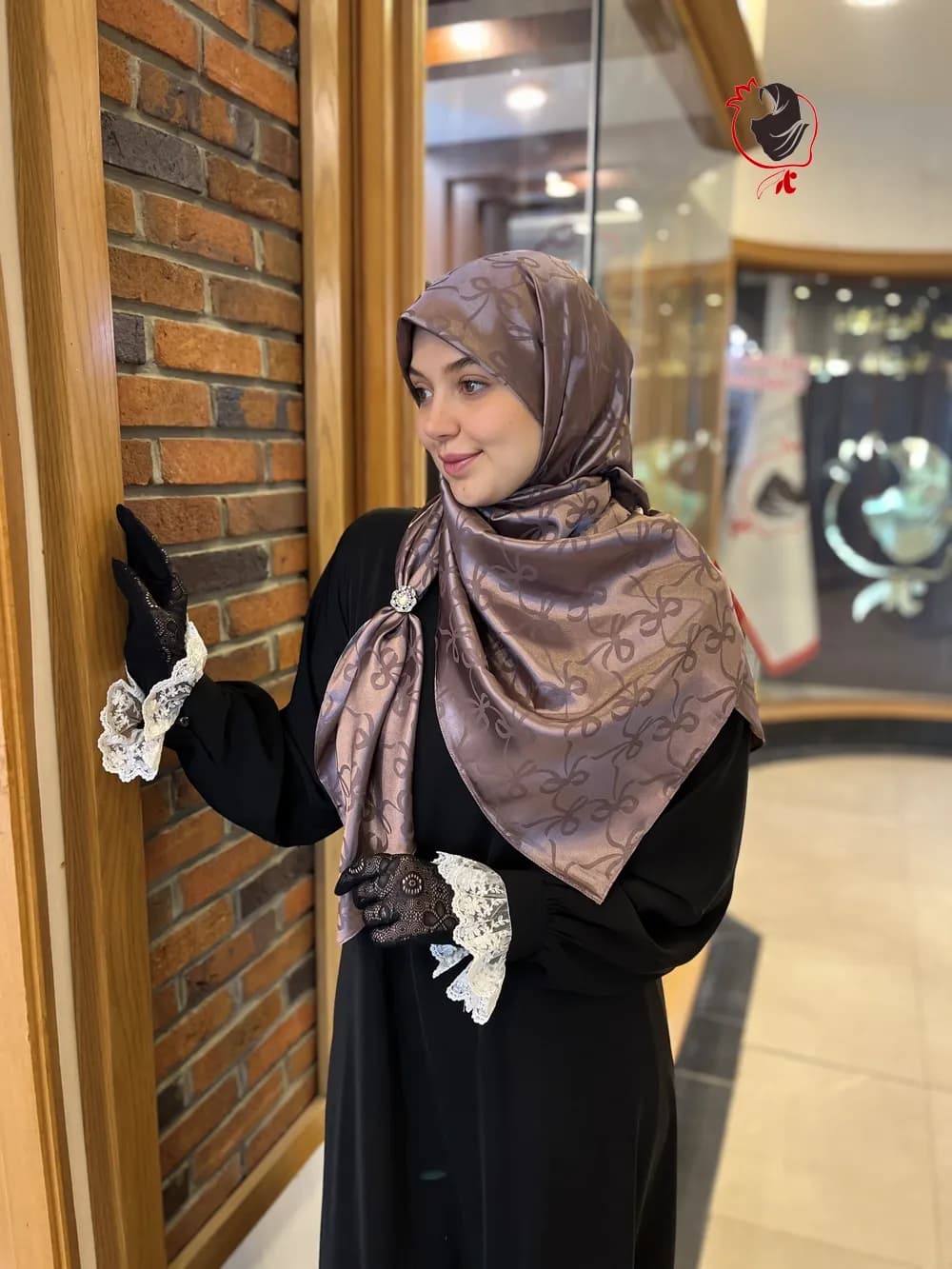 روسری ساتن ژاکارد پاپیونی سوسنی قواره بزرگ — تصویر ۳