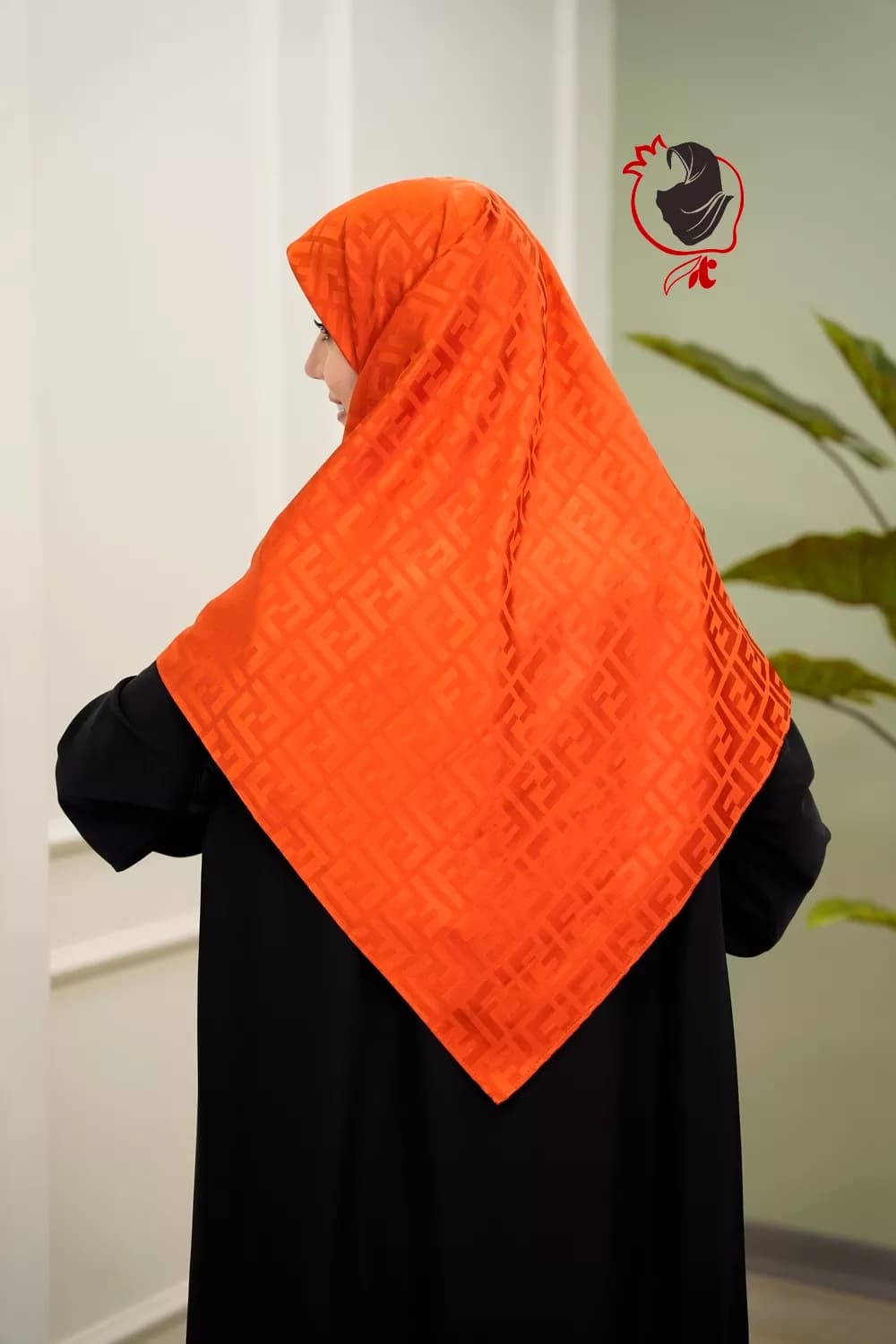 روسری مجلسی ساتن ژاکارد فندی نارنجی روشن قواره بزرگ — تصویر ۲