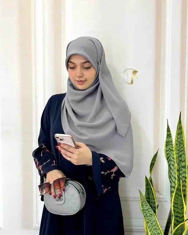 روسری حریرکرپ کشدار / بدون کش طوسی متوسط — تصویر ۲