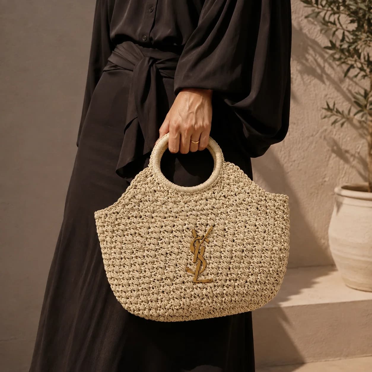 کیف حصیری زنانه YSL جادار دسته گرد — تصویر ۷