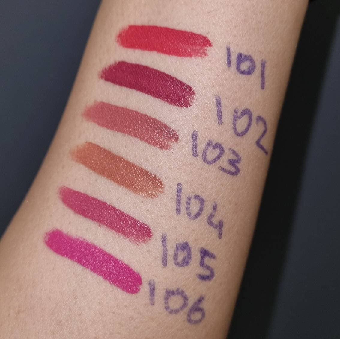 رژ لب مایع مخملی مات سرژه قرمز و صورتی (Mauve Red) کد 105 — تصویر ۸