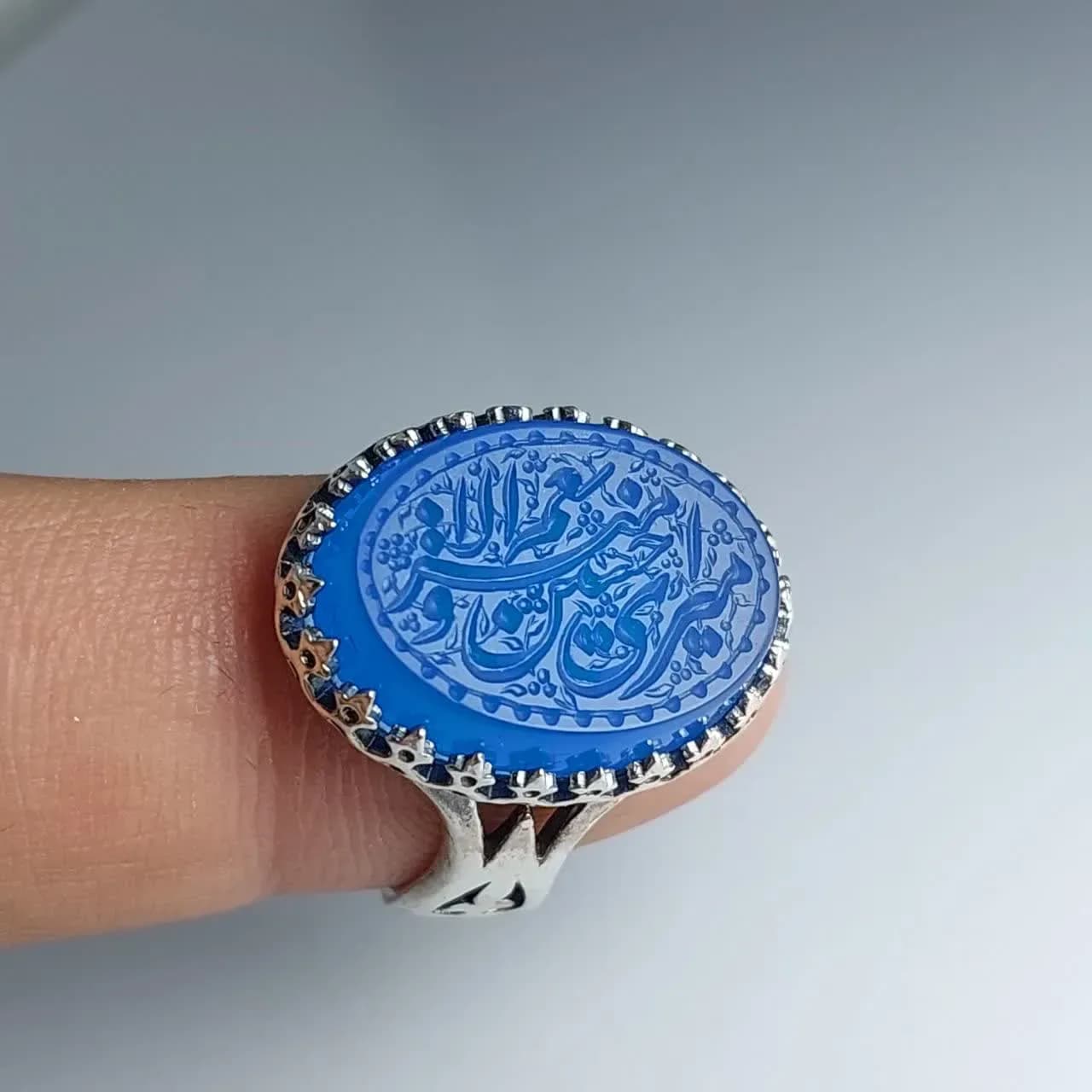 انگشتر نقره باسنگ عقیق ابی با حکاکی امیری حسین ونعم الامیر کد 1708 — تصویر ۶