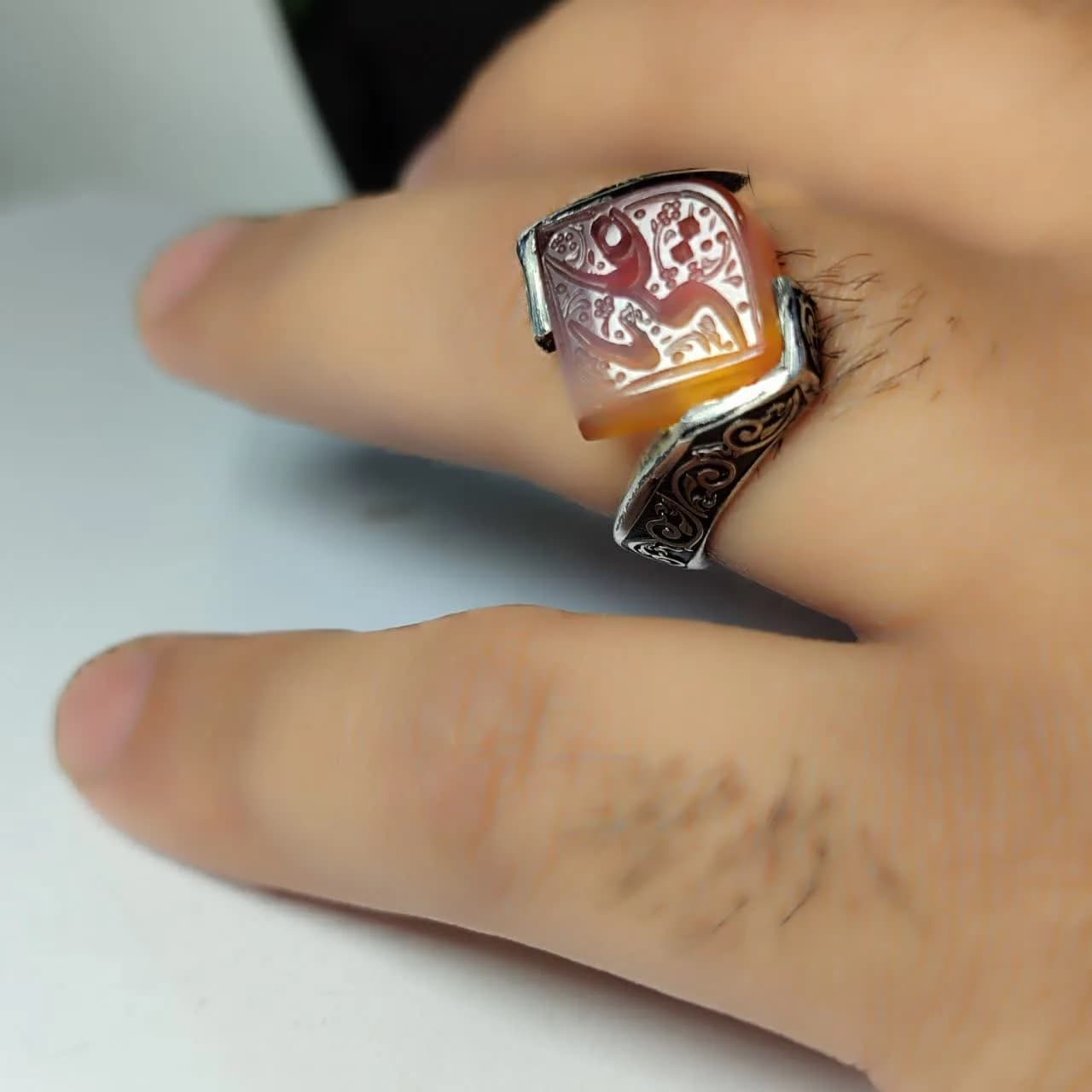 انگشتر عقیق یمن اصل با حکاکی یا علی (ع) – رکاب مدل نقطه کد 1883 — تصویر ۵
