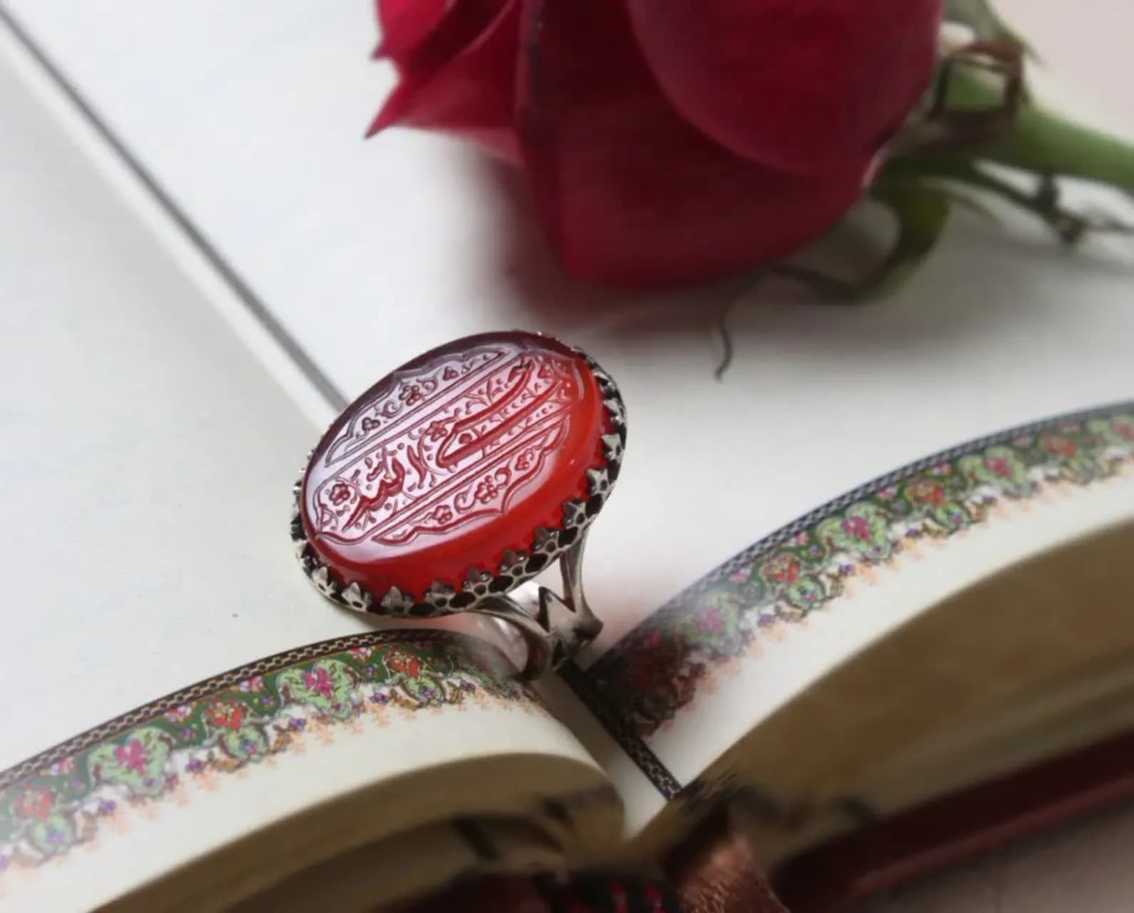 انگشتر نقره عقیق سرخ با حکاکی “حسبی الله” و رکاب قدرتمند طرح نیزه کد 2062 — تصویر ۲