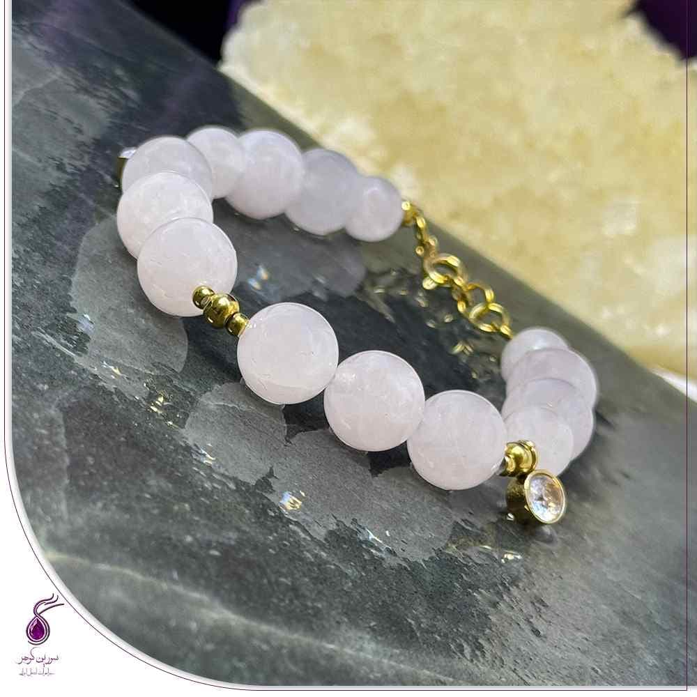 دستبند سنگ رز کوارتز گوی با خرجکار نگین کد B226