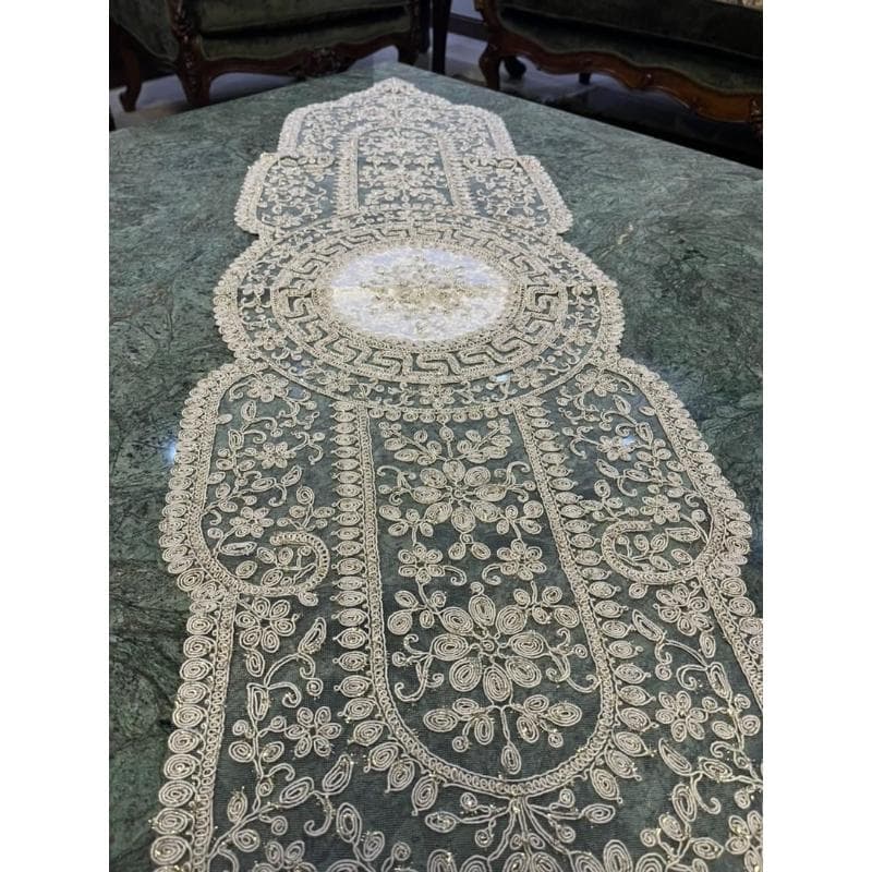 رومیزی رانر بزرگ نهارخوری دانتل طرح ترک مدل ورساچه — تصویر ۴