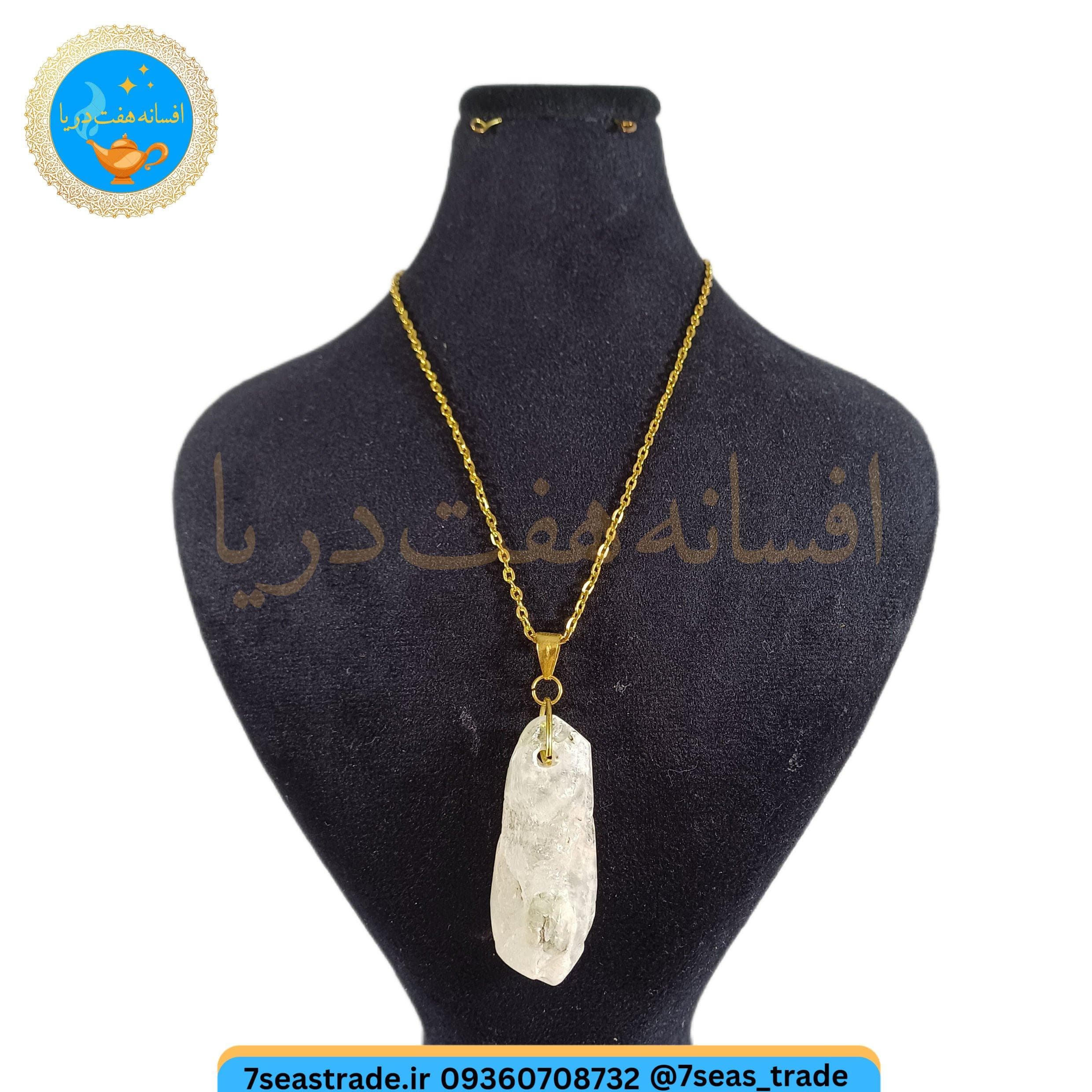 گردنبند فلزی طلایی مدال سنگ کوارتز در کوهی در نجف شفاف تراش راف طبیعی سایز متوسط