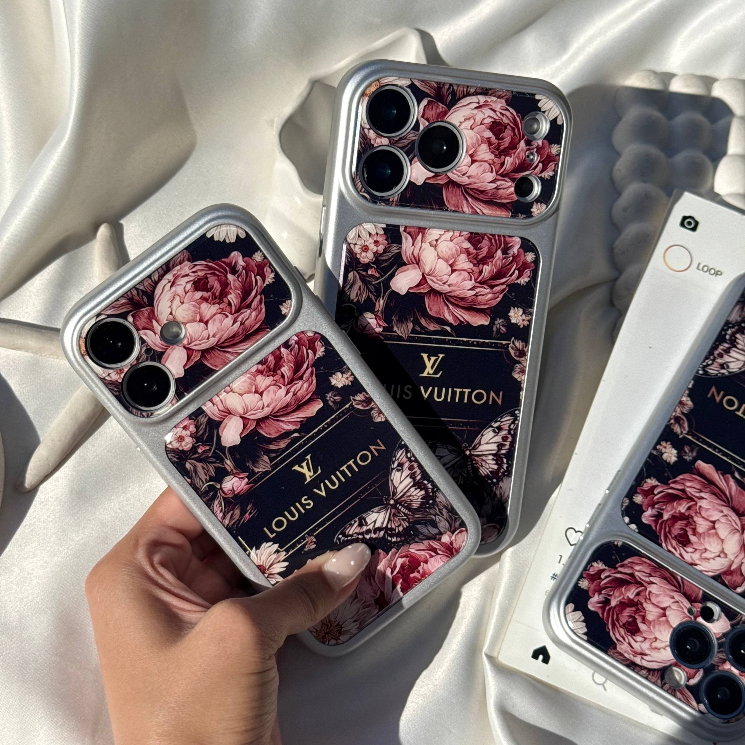قاب ال وی کیس گلدار — تصویر ۴