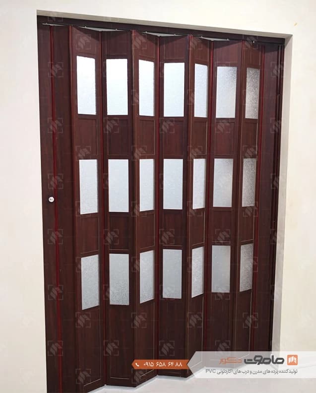 درب آکاردئونی pvc پنجره دار رنگ ماهگونی کد p-2