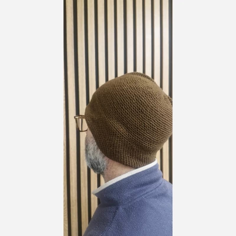 کلاه قلاب بافی سنتی خراسان با لبه قهوه ای رنگ — تصویر ۳