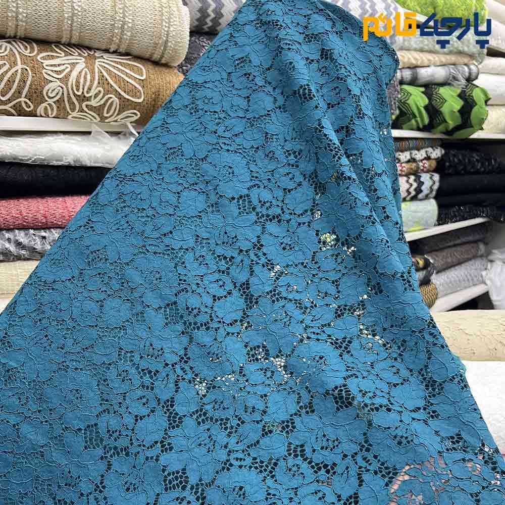 پارچه مجلسی دانتل کتان رنگ سبز فیروزه ای دو طرف حاشیه عرض ۱۵۰ کد 13737