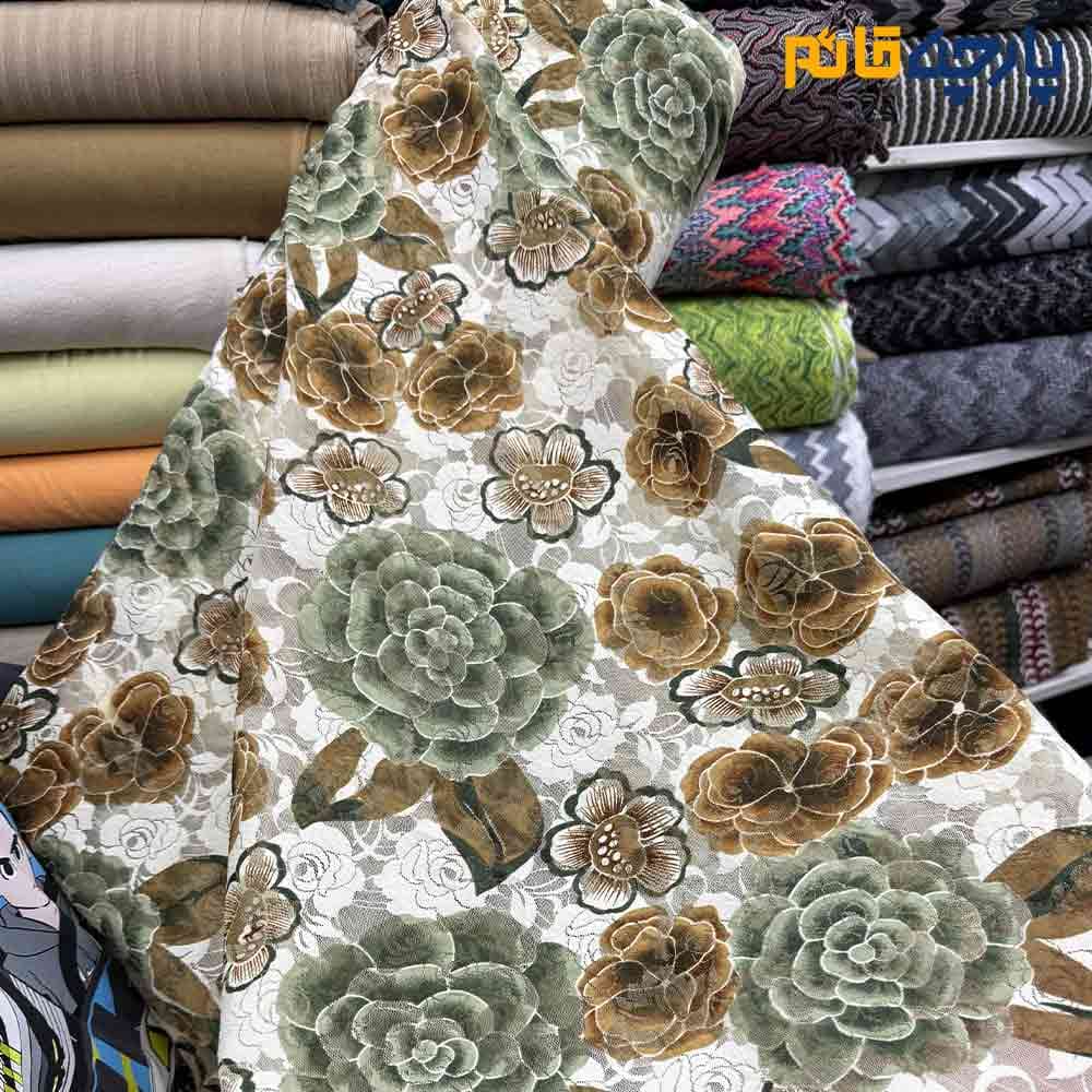 پارچه مجلسی دانتل کشی زمینه روشن طرح گل قهوه ای سبز عرض 150 کد 12052