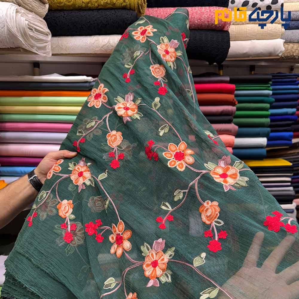 پارچه حریر طرحدار ابریشم گل دوزی زمینه سبز تیره عرض ۱۵۰ کد 11817