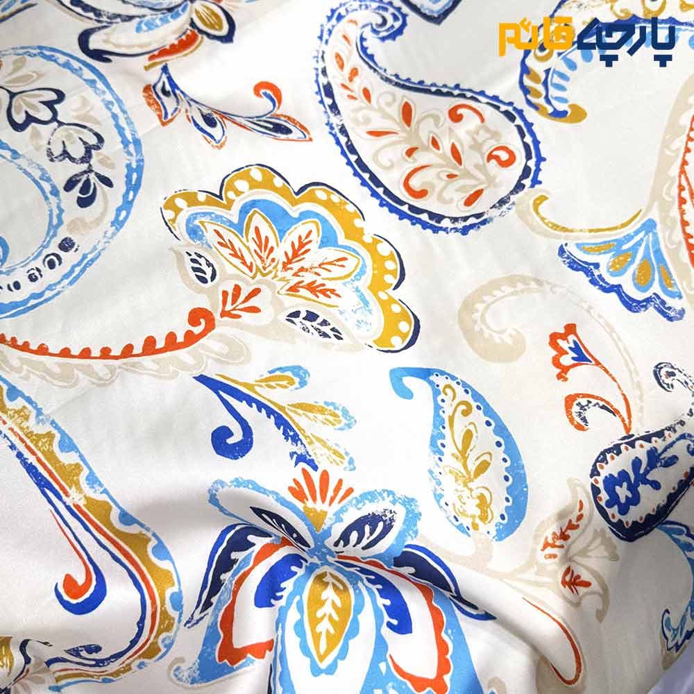 پارچه مجلسی سیلک طرحدار طرح بته جقه آبی کاربنی زمینه کرم شیری کد9951 — تصویر ۳