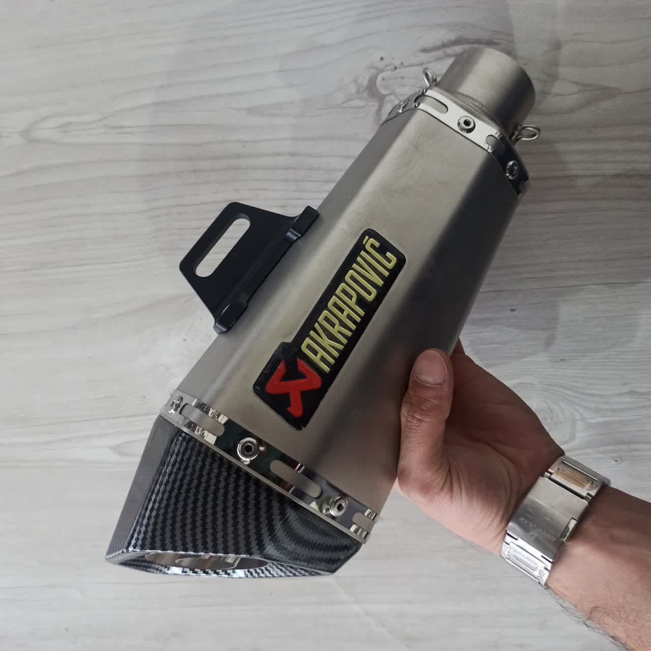 منبع اگزوز اسپرت موتور سیکلت اکروپاویچ سایلنسردار ششگوش نقره ای سر کربن — تصویر ۳