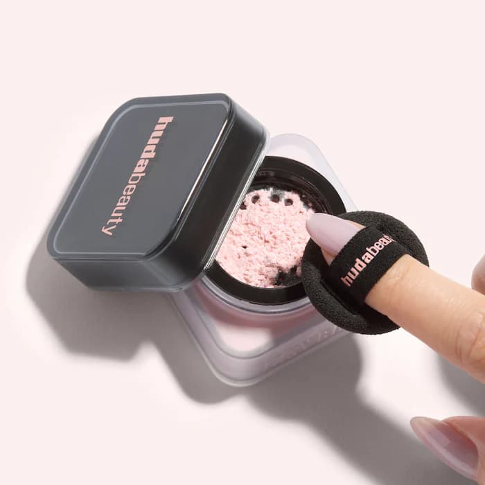 پودر فیکس مینی سایز هدی بیوتی HUDA BEAUTY Easy Bake Blurring Loose Baking & Setting Powder — تصویر ۵