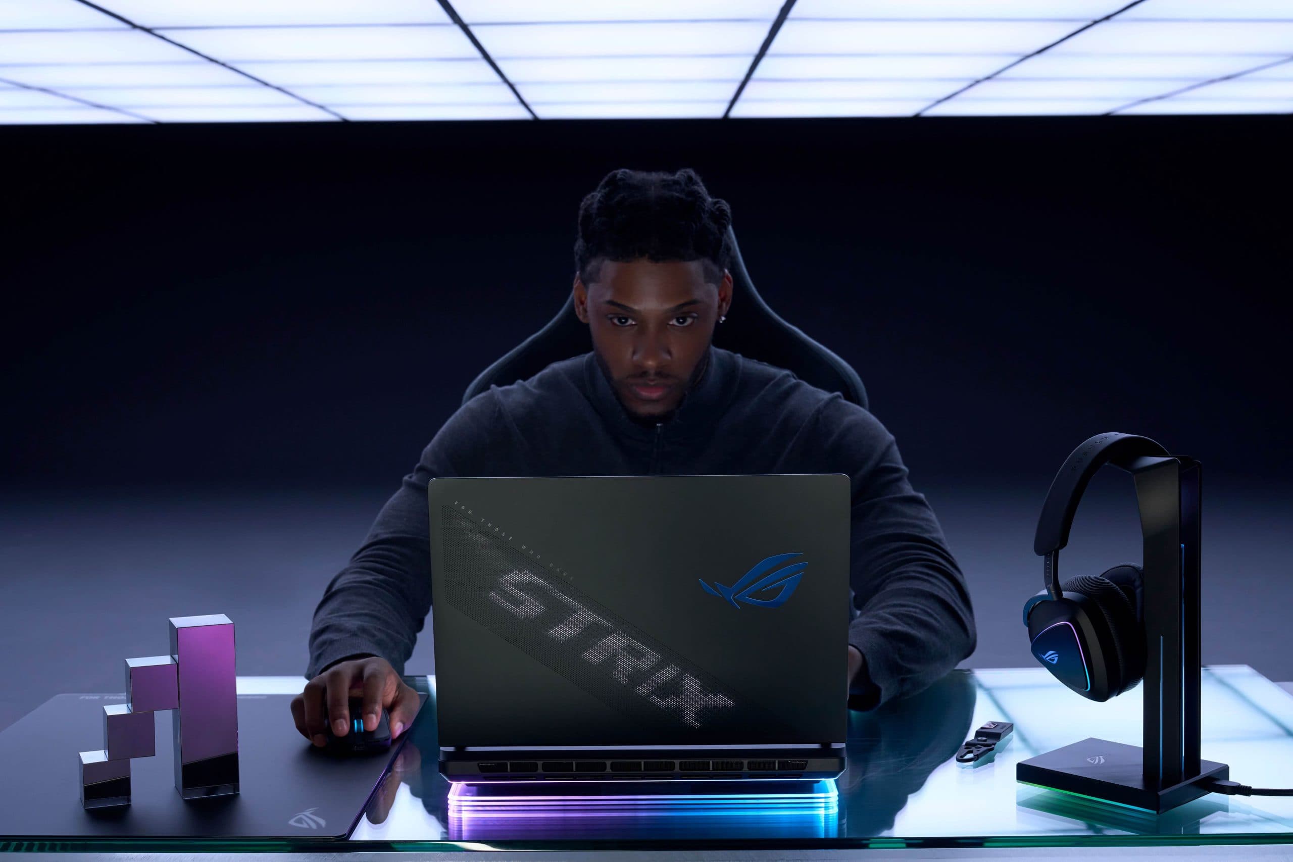 لپ تاپ 18 اینچی ایسوس مدل ROG Strix SCAR 18 G815LR-G18 Intel Core Ultra 9 275HX 64GB RAM 1TB SSD RTX 5090 24GB 18″ 2.5K Mini LED 240Hz DOS همراه با موس ROG Gladius III، کولهپشتی ROG و هدست ROG — تصویر ۹