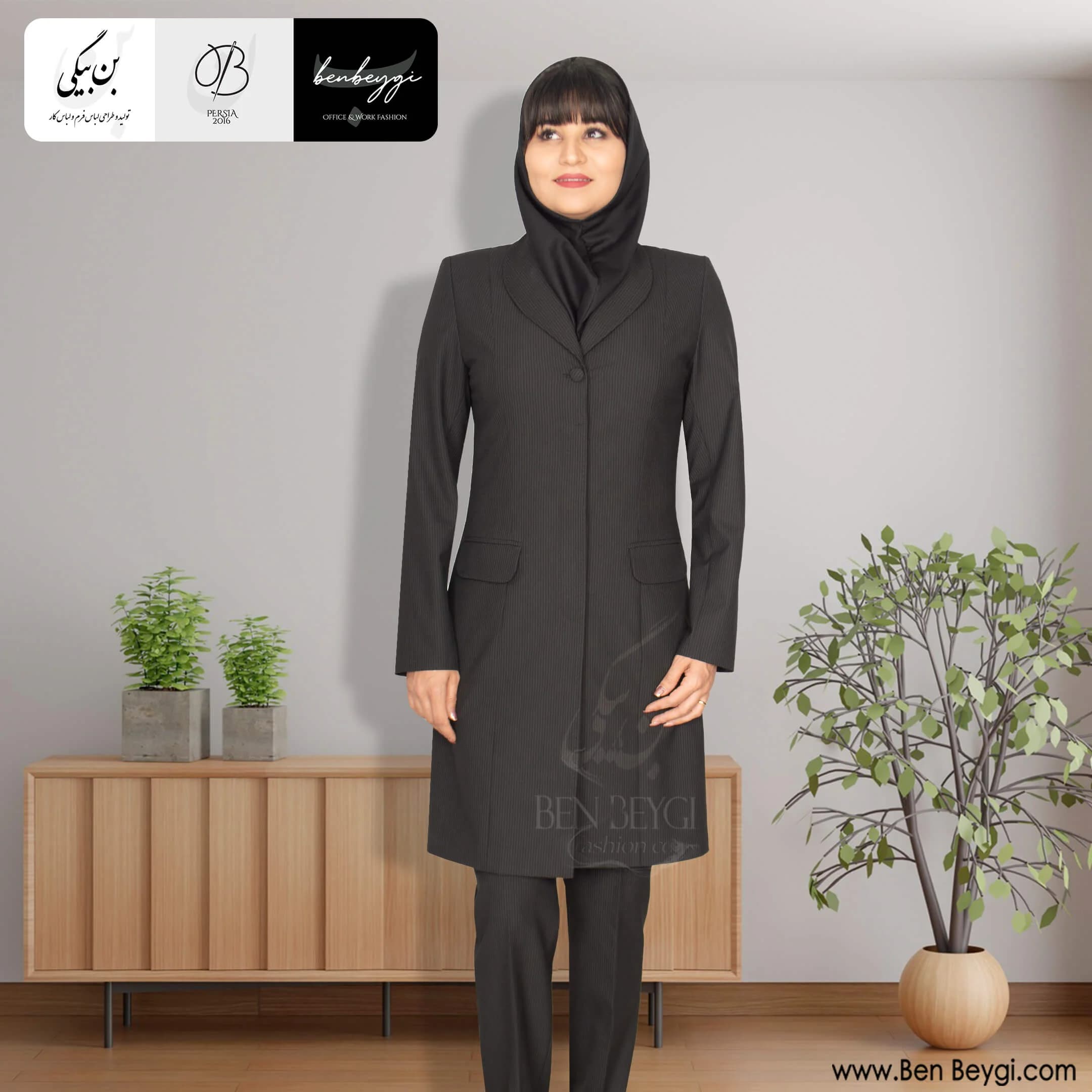 مانتو شلوار اداری مشکی خط سفید یقه آرشال تک دکمه پارچه بزیاق طرحدار کد 33130 — تصویر ۲