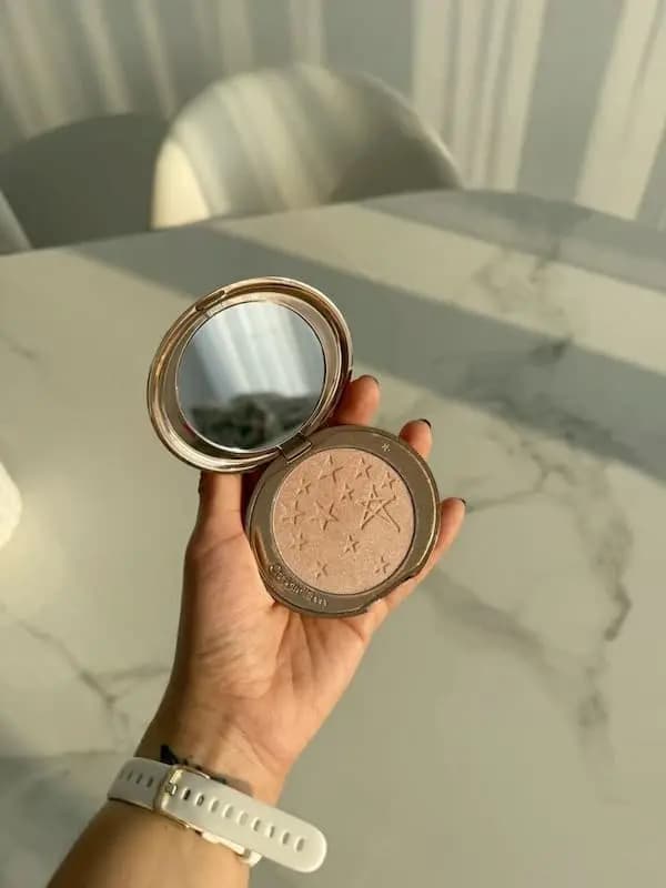 هایلایتر پودری شارلوت تیلبری رنگ pillow talk glow — تصویر ۴