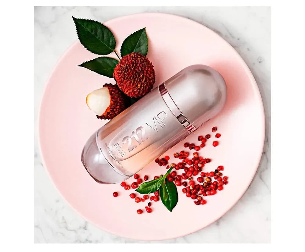 عطر ادکلن کارولینا هررا 212 وی آی پی رز زنانه اصل — تصویر ۳