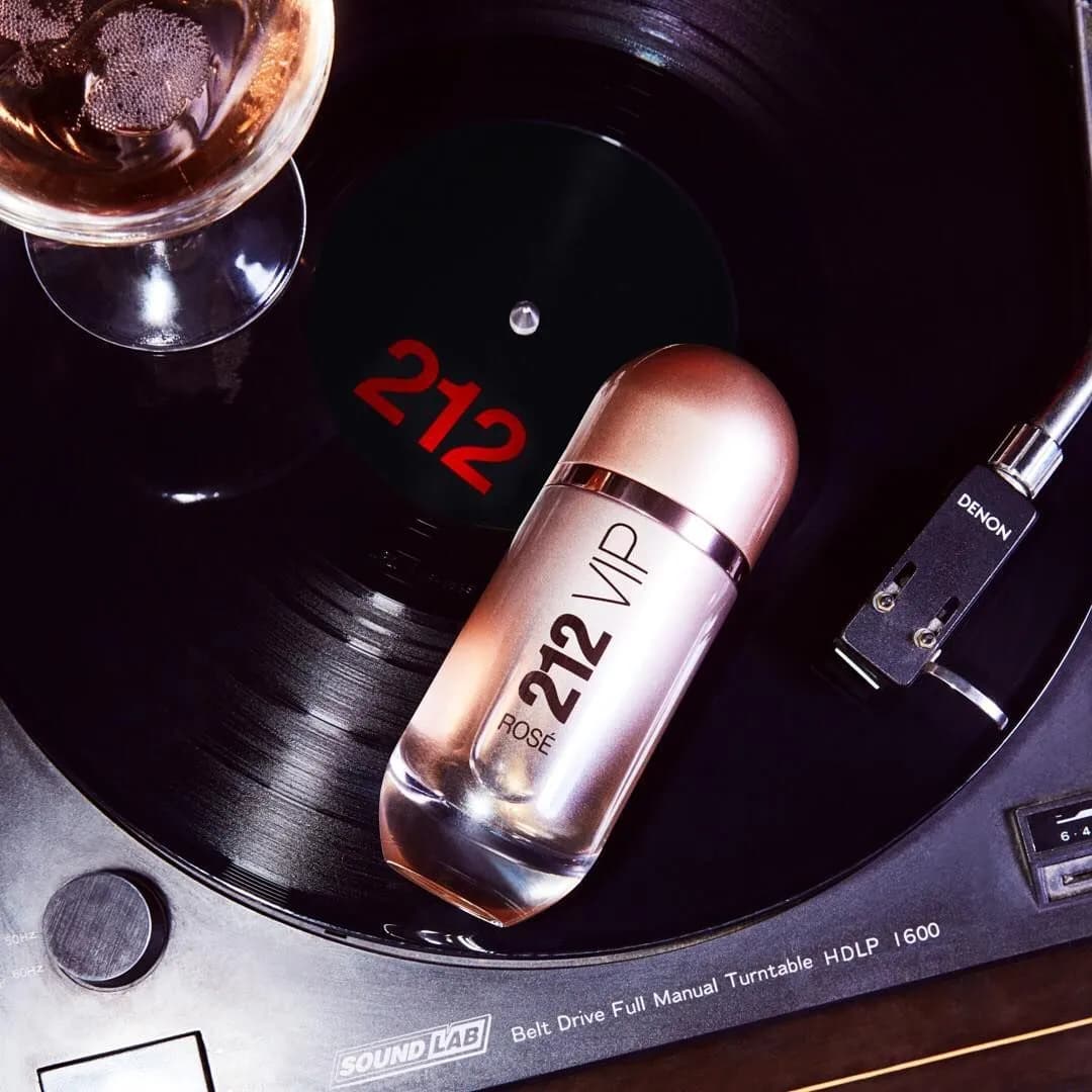 عطر ادکلن کارولینا هررا 212 وی آی پی رز زنانه اصل — تصویر ۴