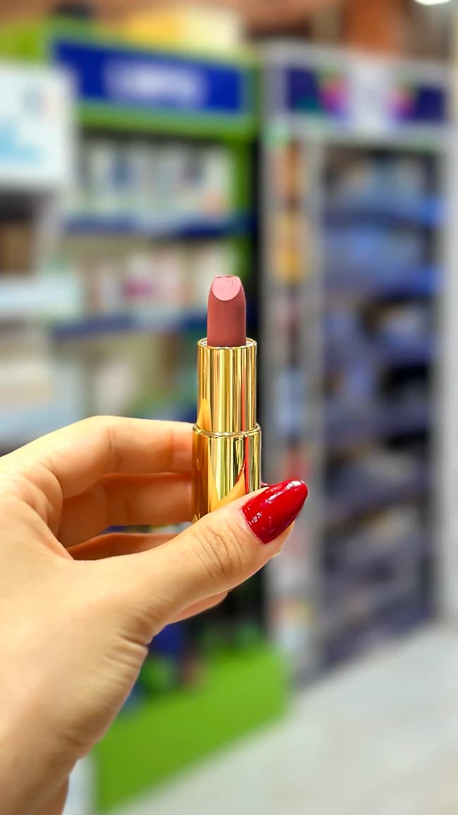 رژ لب جامد مات لوسمنت شماره L408 با روغن آرگان و بافت مخملی — تصویر ۳