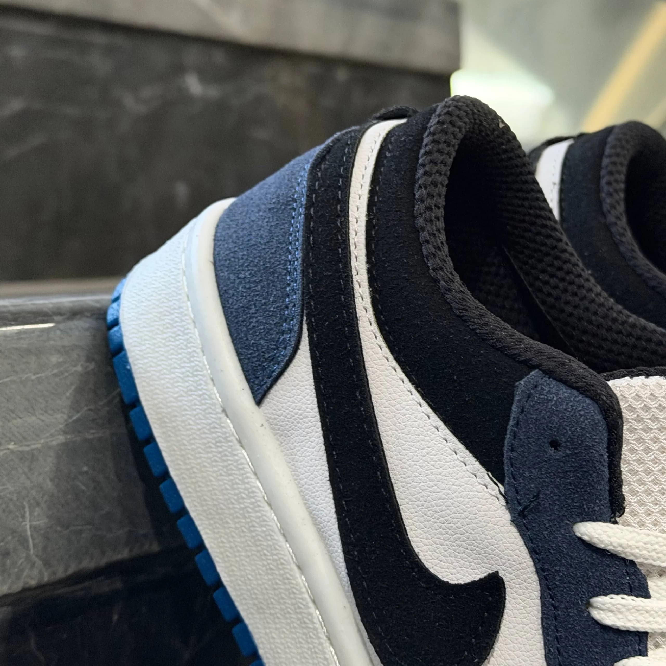 کفش کتانی زنانه نایک جردن 1 سفید سرمه ای Nike Jordan 1 — تصویر ۱۰
