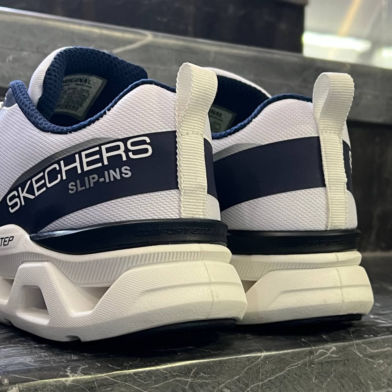 کفش کتانی مردانه اسکیچرز سفید سرمه ای SKECHERS — تصویر ۳