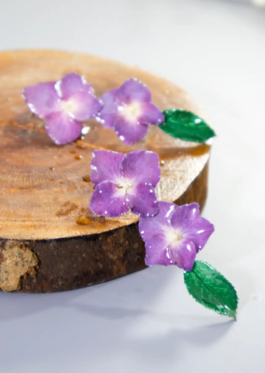 گوشواره میخی گل هورتانسیا و برگ رز مدل پژواک گلها — تصویر ۳