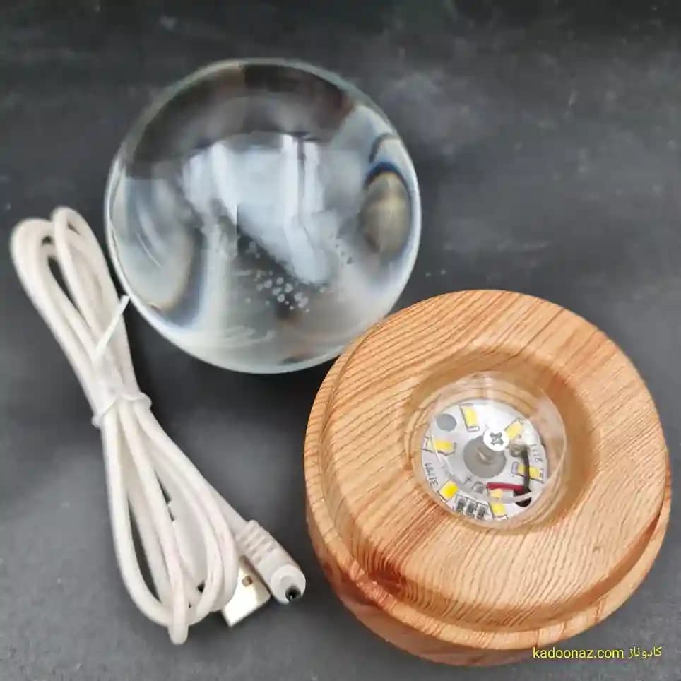 چراغ شب خواب و گوی کریستال سه بعدی بزرگ چرخان با قطر ۸ سانت با طرح ابر و باران — تصویر ۴