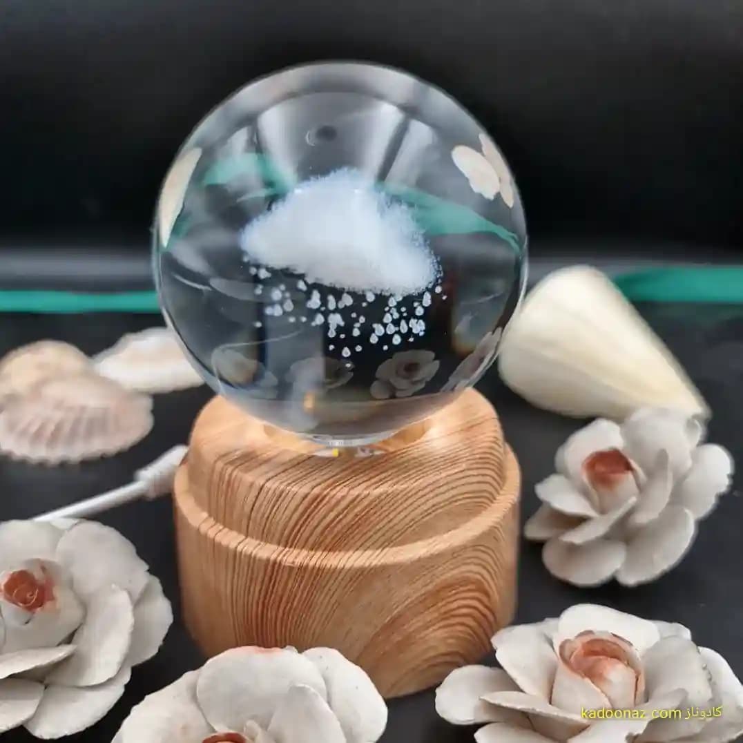 چراغ شب خواب و گوی کریستال سه بعدی بزرگ چرخان با قطر ۸ سانت با طرح ابر و باران — تصویر ۷