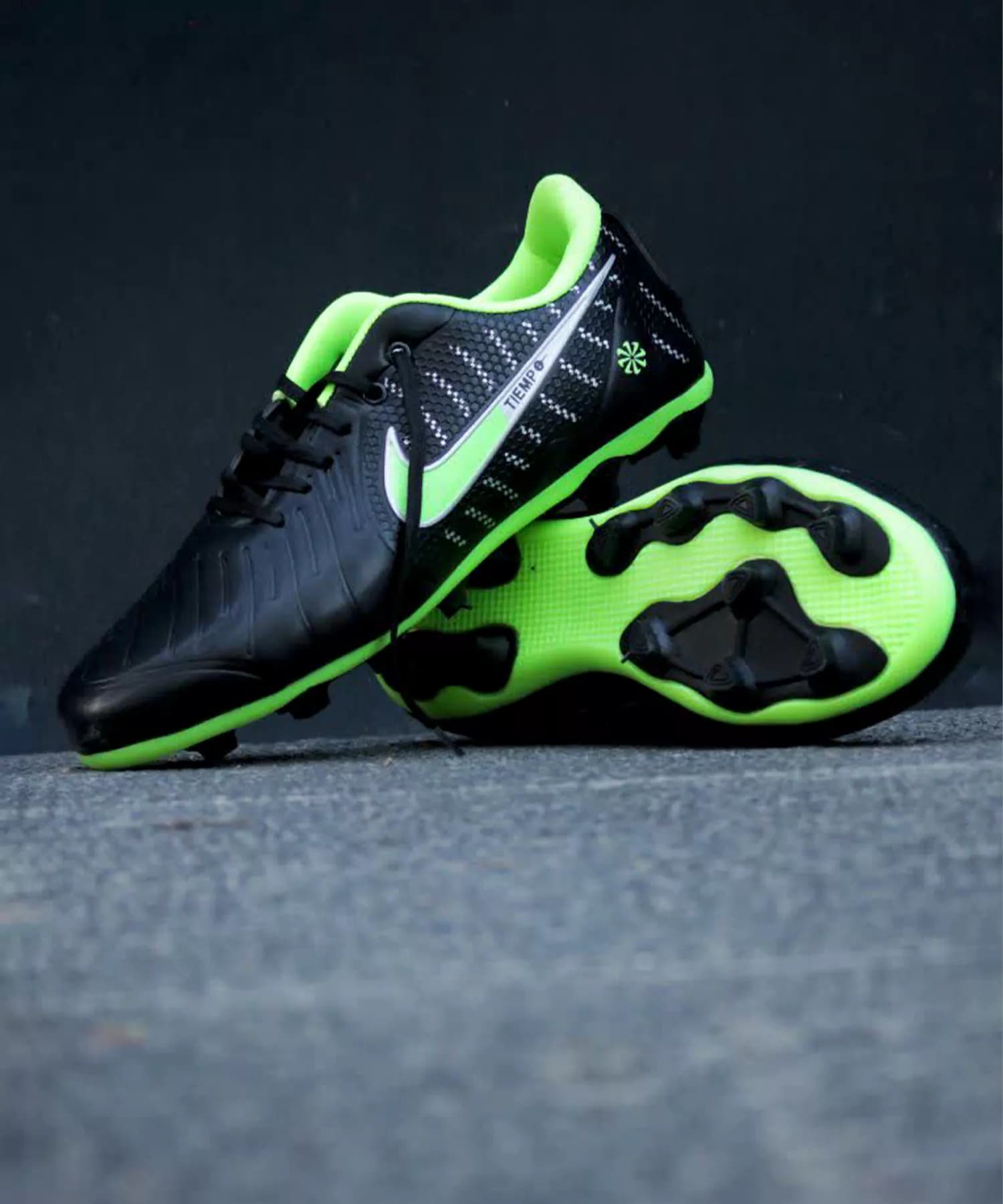کفش فوتبال تمپو لجند ۱۰ مشکی سبز Nike Tiempo 10 — تصویر ۴