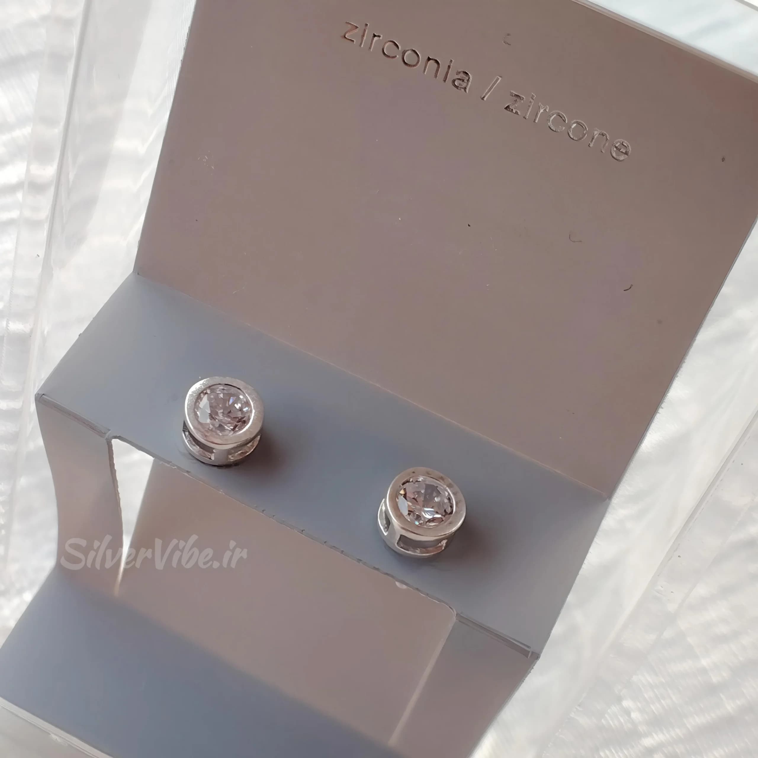 گوشواره نقره زنانه نگین سفید دایره ای کلاسیک – 0.95 گرم — تصویر ۵