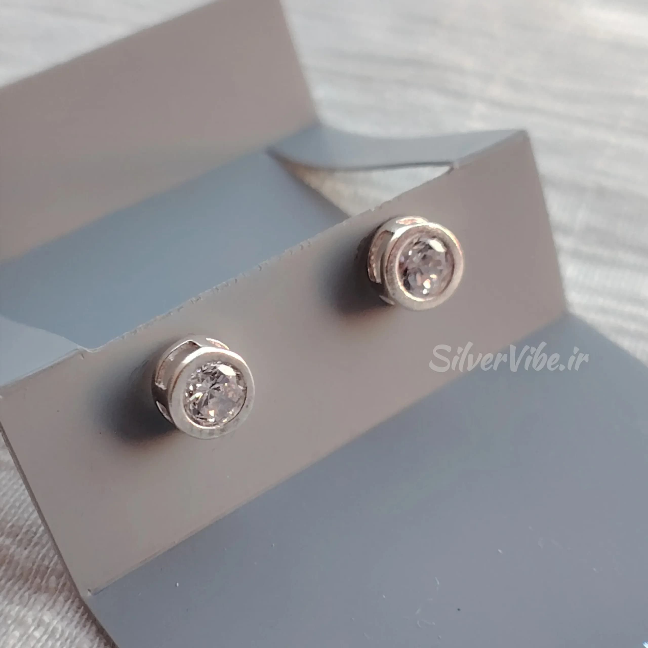 گوشواره نقره زنانه نگین سفید دایره ای کلاسیک – 0.95 گرم — تصویر ۳