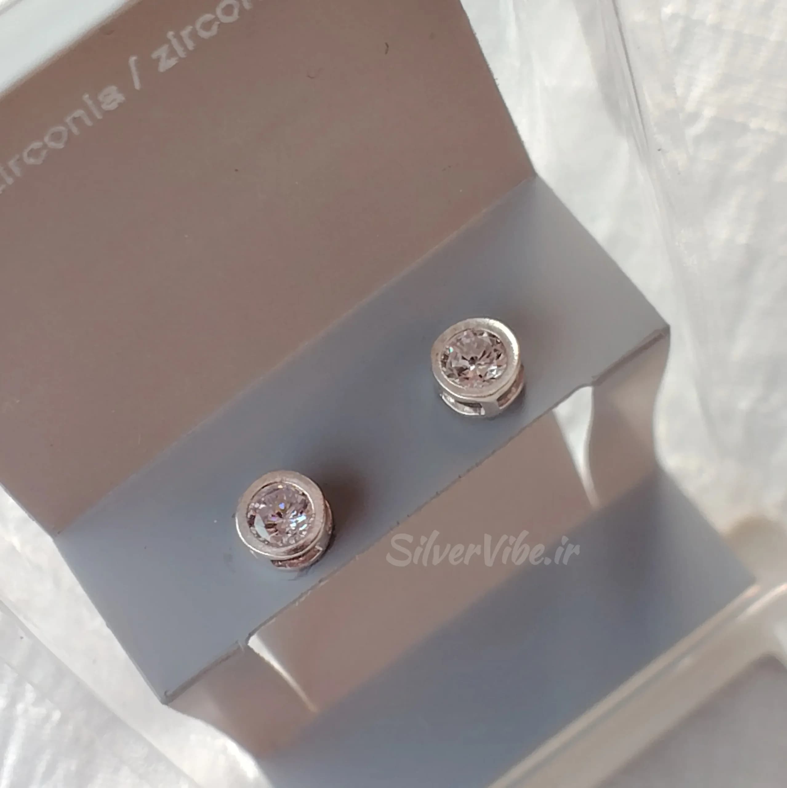 گوشواره نقره زنانه نگین سفید دایره ای کلاسیک – 0.95 گرم — تصویر ۴