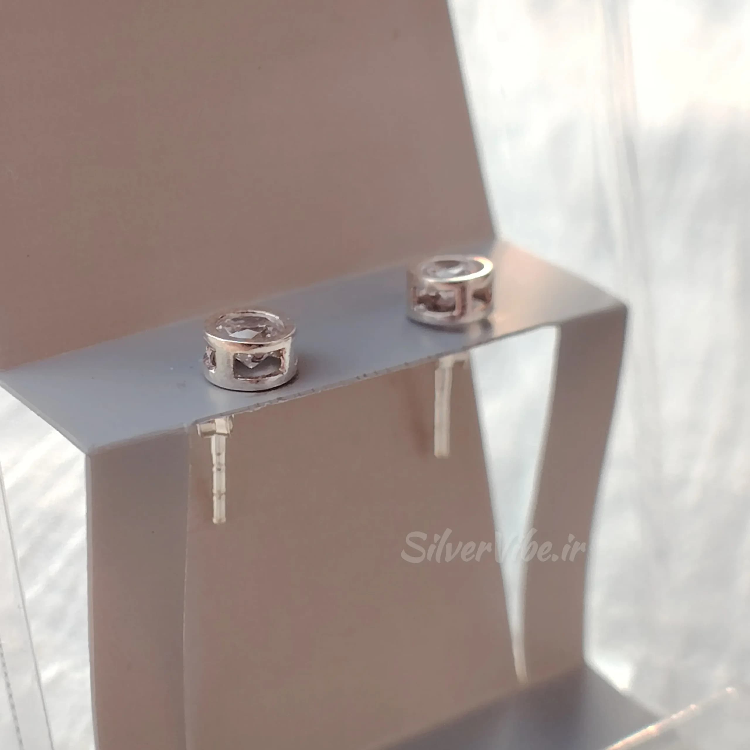 گوشواره نقره زنانه نگین سفید دایره ای کلاسیک – 0.95 گرم