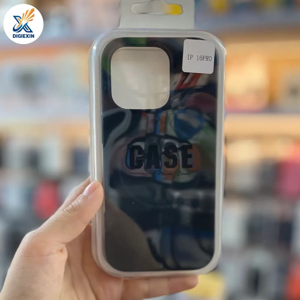 کاور سیلیکونی مگسیف مناسب برای آیفون 16 پرو — تصویر ۲
