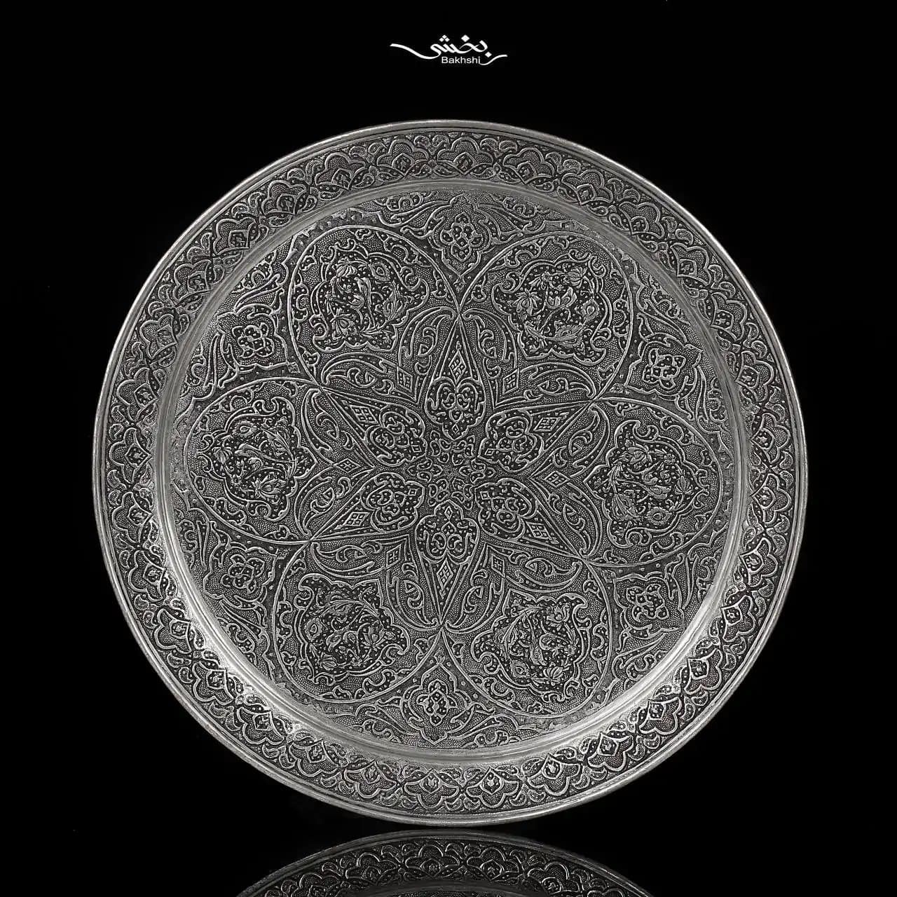 سینی گرد نقره پایه گلوله ای گل و مرغ ریزقلم — تصویر ۲