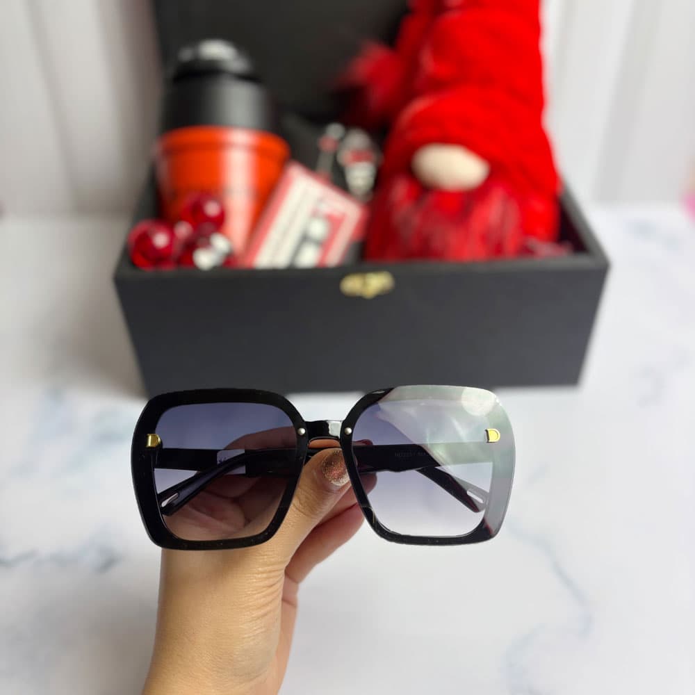 پک ولنتاین کد ۰۴ شامل عروسک لیلیپو، تراول ماگ، عینک UV400 و ساعت کاسیو — تصویر ۶