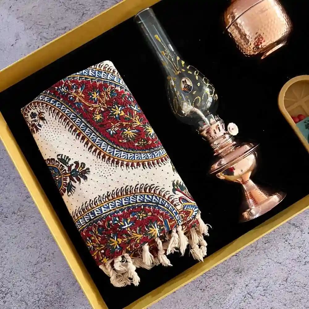 پک راز شب بلند یلدا شامل رومیزی قلمکار، چراغ مسی، شمع و قندان انار — تصویر ۵
