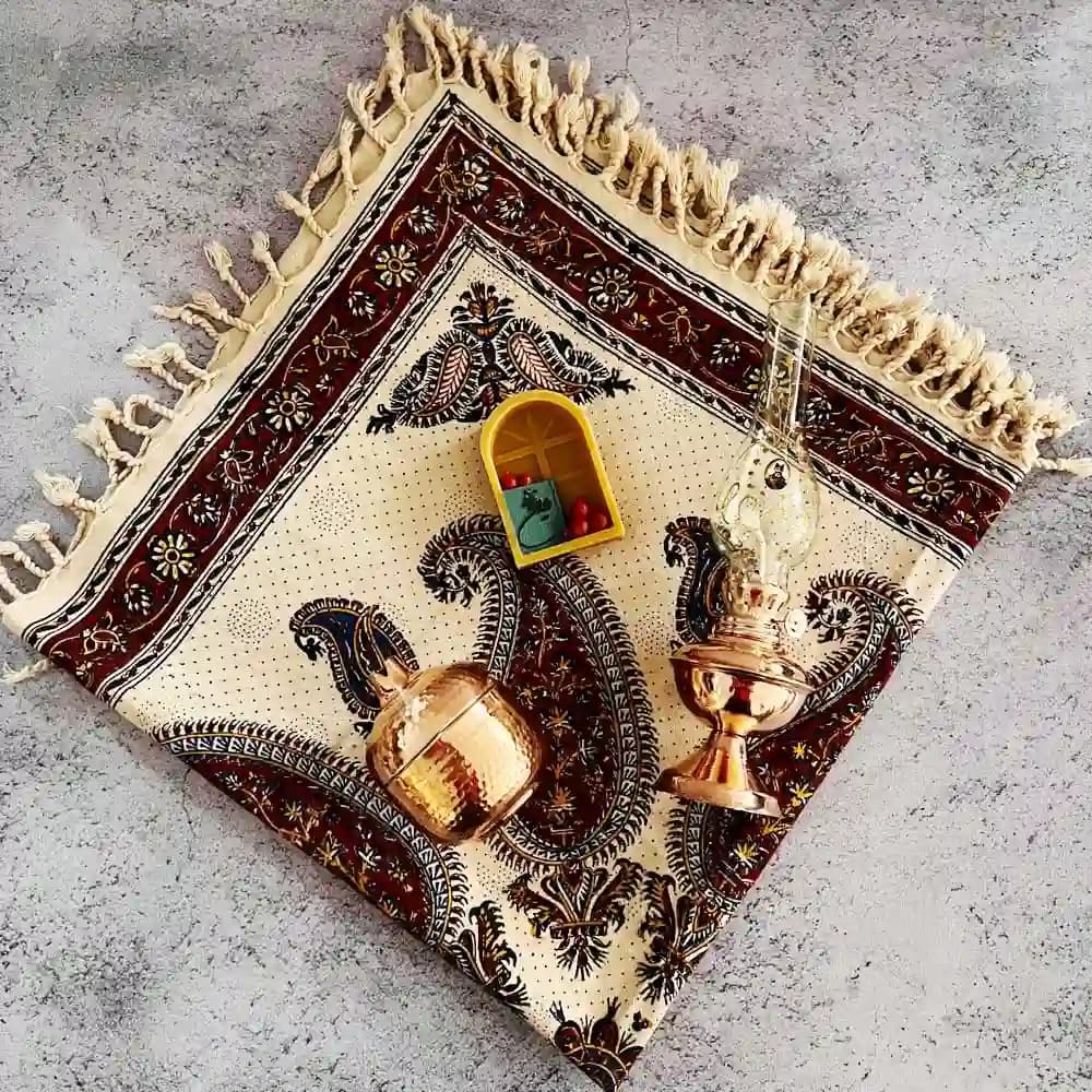 پک راز شب بلند یلدا شامل رومیزی قلمکار، چراغ مسی، شمع و قندان انار — تصویر ۳