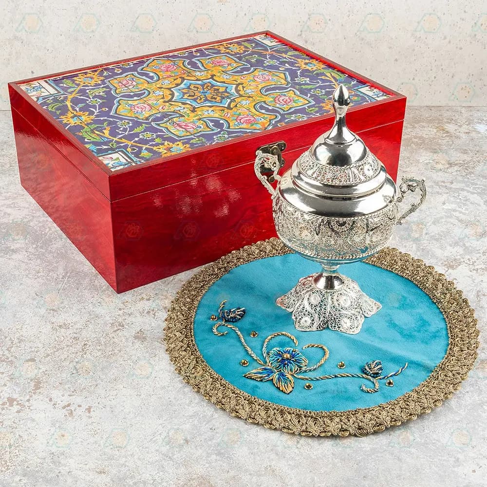پک هدیه صنایع دستی ترنج شکلات خوری ملیله کاری و رومیزی سرمه دوزی — تصویر ۲