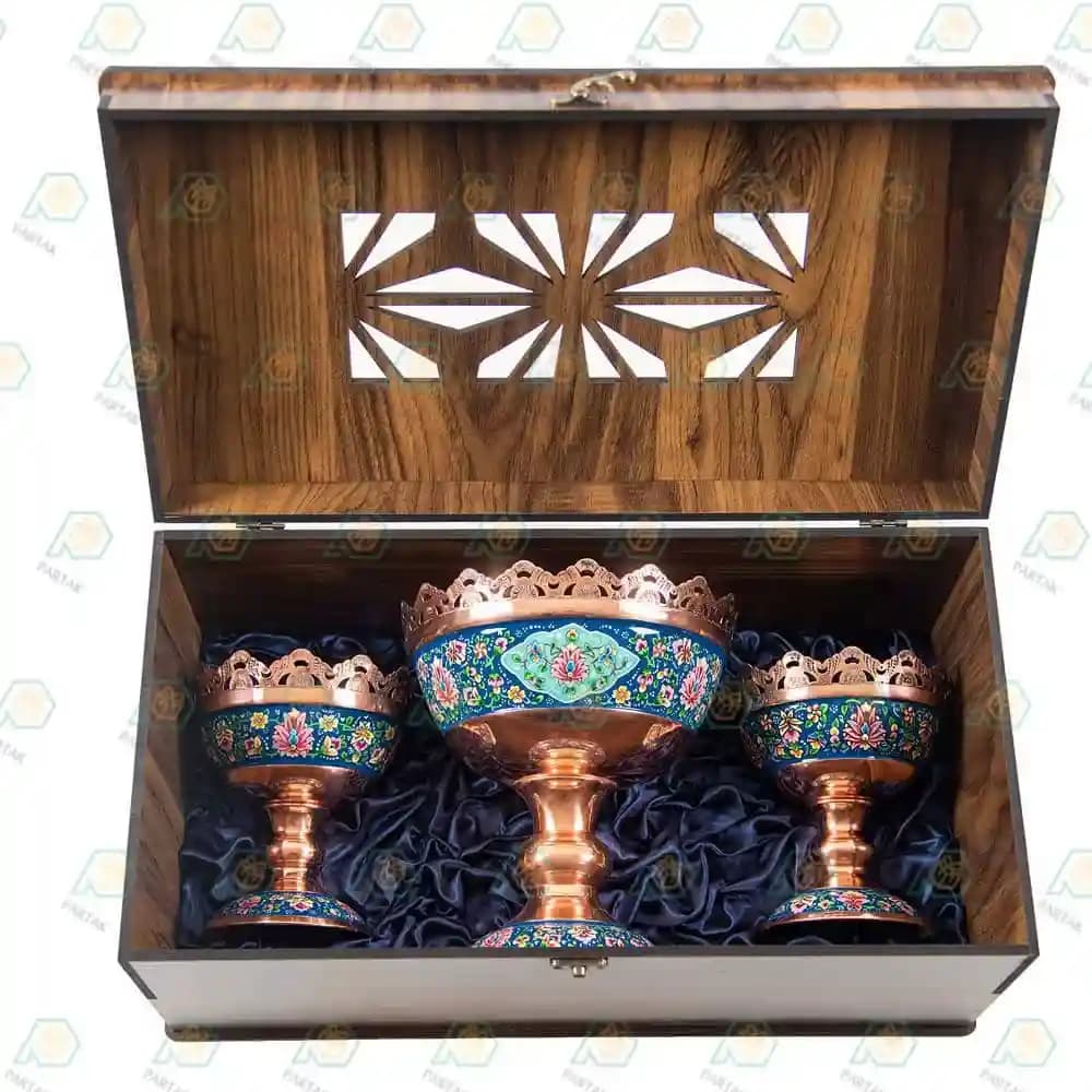 ست آجیل خوری مس و پرداز شب یلدا با جعبه چوبی و ترمه — تصویر ۲