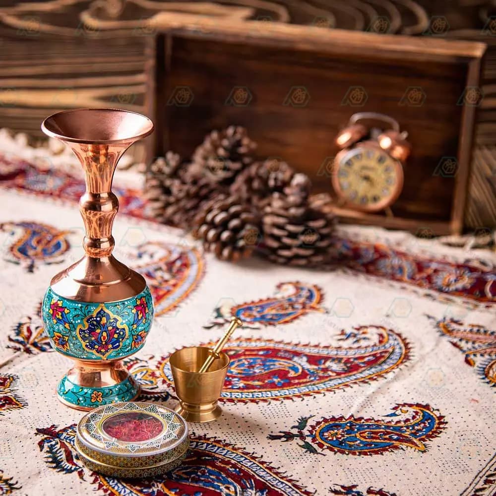 هدیه صنایع دستی گلدان مس و پرداز،رومیزی قلمکار،زعفران،هاون — تصویر ۴