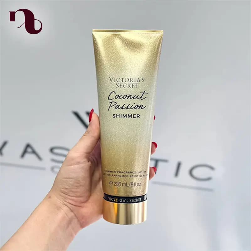 لوسیون بدن ویکتوریا سکرت Coconut Passion شیمر شاین دار؛ درخشش و رایحه گرمسیری — تصویر ۲