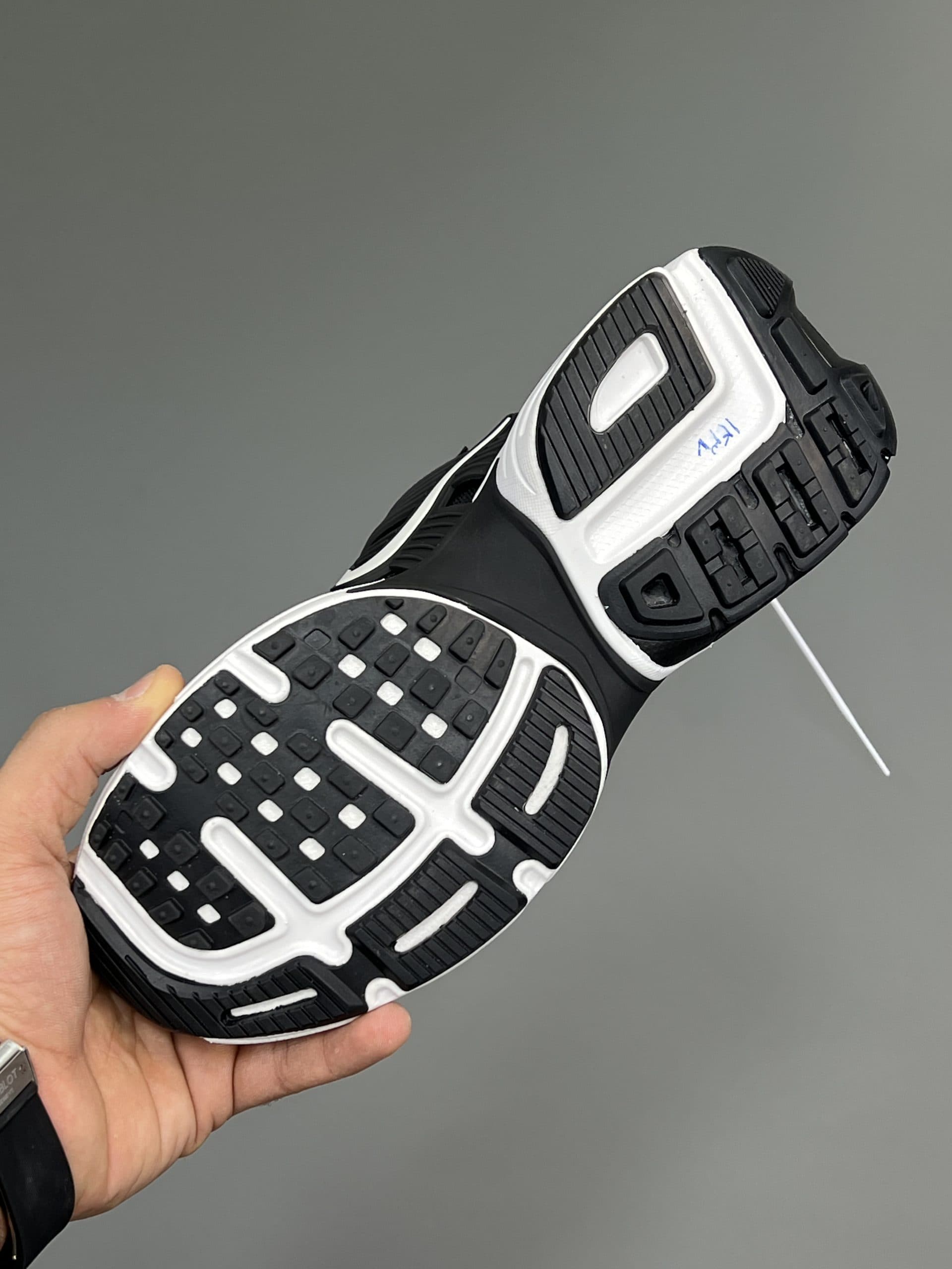 نایک ویتوکی ران کف پنبه مشکی سفید Nike V2K Run — تصویر ۵