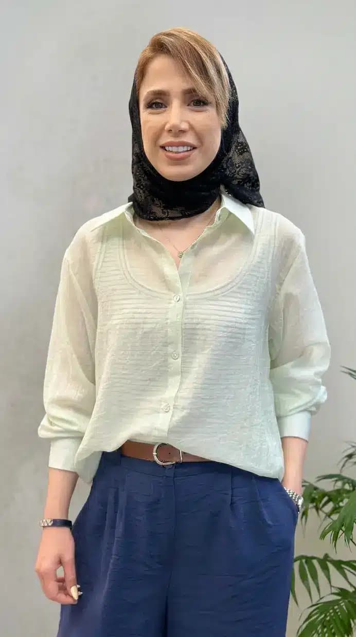 شومیز شیشه ای با تاپ پشت دکمه پاستا — تصویر ۳